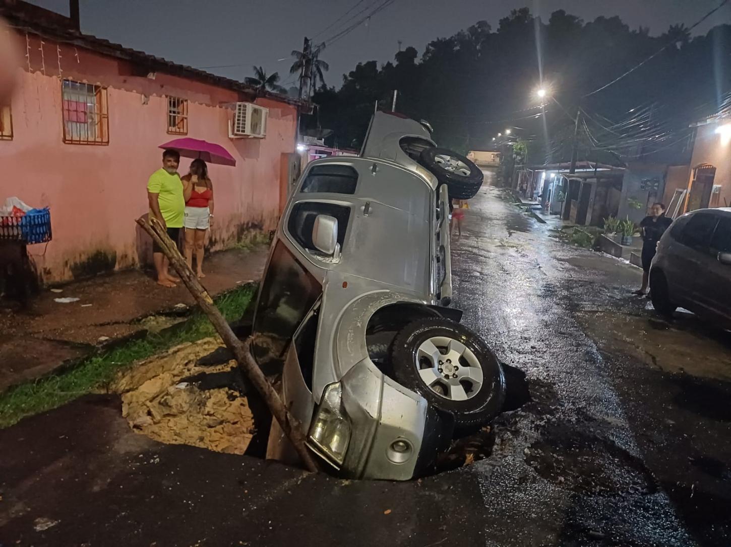 Chão de Vidro: Cratera “engole” carro e expõe fragilidade da infraestrutura em Manaus